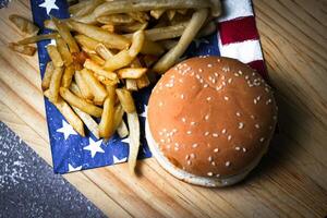 kaas hamburger - Amerikaans kaas hamburger met gouden Frans Patat Aan houten bord foto