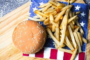 kaas hamburger - Amerikaans kaas hamburger met gouden Frans Patat Aan houten bord foto