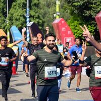 nieuw Delhi, Indië - oktober 15 2023 - vedanta Delhi voor de helft marathon ras na covid in welke marathon deelnemers over naar kruis de af hebben lijn, Delhi voor de helft marathon 2023 foto