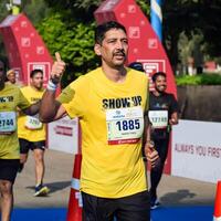 nieuw Delhi, Indië - oktober 15 2023 - vedanta Delhi voor de helft marathon ras na covid in welke marathon deelnemers over naar kruis de af hebben lijn, Delhi voor de helft marathon 2023 foto