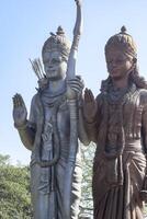 groot standbeeld van heer sita RAM in de buurt Delhi Internationale luchthaven, Delhi, Indië, heer RAM en sita groot standbeeld aanraken lucht Bij hoofd snelweg Mahipalpur, Delhi foto