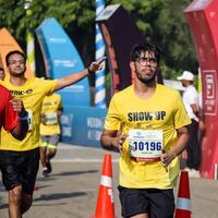 nieuw Delhi, Indië - oktober 15 2023 - vedanta Delhi voor de helft marathon ras na covid in welke marathon deelnemers over naar kruis de af hebben lijn, Delhi voor de helft marathon 2023 foto