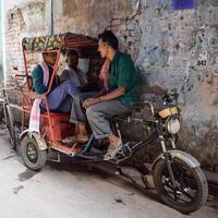 oud Delhi, Indië, maart 15, 2024 - niet geïdentificeerd mannen in de straten van oud Delhi, straat fotografie van chandni chowk markt van oud Delhi gedurende ochtend- tijd, oud Delhi straat fotografie foto