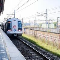 nieuw Delhi, Indië, februari 17 2024 - Delhi metro trein aankomen Bij jhandewalan metro station in nieuw Delhi, Indië, Azië, openbaar metro vertrek van jhandewalan station foto