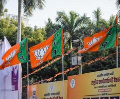 nieuw Delhi, Indië - februari 17 2024 - bharatiya janate partij vlag van Indisch politiek partij, bjp bhartiya jata partij vlag golvend gedurende p.m weg tonen in Delhi, Indië foto