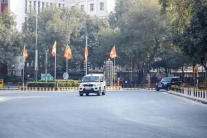 nieuw Delhi, Indië - februari 17 2024 - bharatiya janate partij vlag van Indisch politiek partij, bjp bhartiya jata partij vlag golvend gedurende p.m weg tonen in Delhi, Indië foto