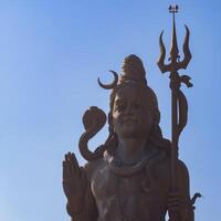 groot standbeeld van heer shiva in de buurt Delhi Internationale luchthaven, Delhi, Indië, heer shiv groot standbeeld aanraken lucht Bij hoofd snelweg Mahipalpur, Delhi foto