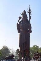 groot standbeeld van heer shiva in de buurt Delhi Internationale luchthaven, Delhi, Indië, heer shiv groot standbeeld aanraken lucht Bij hoofd snelweg Mahipalpur, Delhi foto