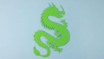 een groen papier draak. Chinese nieuw jaar achtergrond met groen papier draak. foto