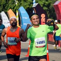 nieuw Delhi, Indië - oktober 15 2023 - vedanta Delhi voor de helft marathon ras na covid in welke marathon deelnemers over naar kruis de af hebben lijn, Delhi voor de helft marathon 2023 foto