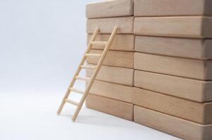 ladder Aan een houten blokken met aanpasbare ruimte voor tekst foto