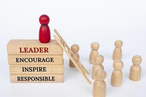 leiderschap, aanmoedigen, inspireren een nd verantwoordelijk tekst Aan houten blokken. leiderschap concept. foto