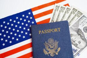ons paspoort met Verenigde Staten van Amerika dollar geld, Amerikaans inwoner in Verenigde staten van Amerika. foto