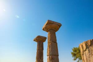 kolommen van de tempel van athena in assos oude stad foto