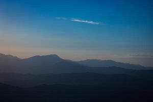 gelaagde silhouet van heuvels Bij zonsondergang van monteren nemrut foto