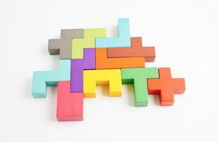 logisch denken en probleem oplossen probleem oplossing creatief bedrijf concept, houten puzzel meetkundig blok vorm geven aan. foto