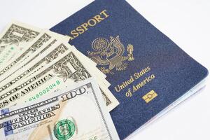 ons paspoort met Verenigde Staten van Amerika dollar geld, Amerikaans inwoner in Verenigde staten van Amerika. foto