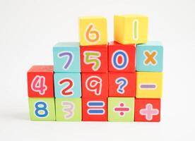 aantal houten blokkubussen voor het leren van wiskunde, onderwijswiskundig concept. foto