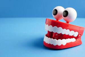 grappig rood tanden met oog speelgoed- kunstgebit model- voor tandheelkundig Gezondheid zorg. foto