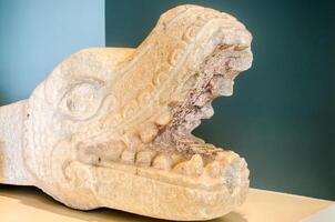 beeldhouwwerk van een mayan slang hoofd foto