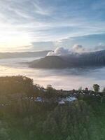 panoramisch visie van de zonsopkomst Aan monteren bromo met een zee van wolken in de ochtend- foto