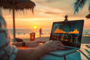 een persoon is zittend Aan een strand met een laptop open, werken Aan een financieel verslag doen van foto