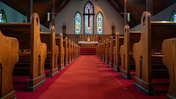 een kerk met een rood tapijt en gebrandschilderd glas ramen foto