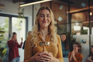 een vrouw is Holding een trofee en lachend, bedrijf succes concept foto