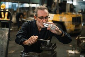 fabriek arbeiders werk en drinken water terwijl werken foto