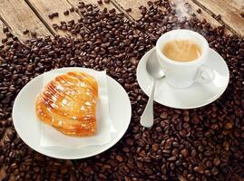 Napolitaans sfogliatella riccia met espresso foto