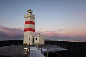 de oud vuurtoren in bewaker Bij Reykjanes schiereiland IJslands winter. foto