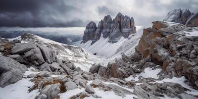 wolk dag rots heuvel berg rots top met sneeuw Bij winter. avontuur expeditie reizen wandelen tafereel visie foto