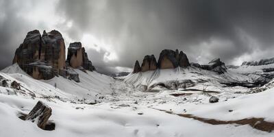 wolk dag rots heuvel berg rots top met sneeuw Bij winter. avontuur expeditie reizen wandelen tafereel visie foto