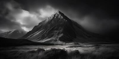 verbazingwekkend zwart en wit fotografie van mooi bergen en heuvels met donker luchten landschap achtergrond visie tafereel foto