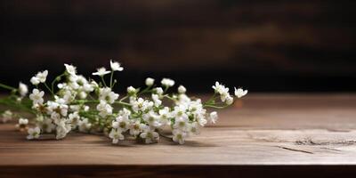 klein wit bloemen gypsophila Aan hout tafel tafereel. decoratief romantisch elegantie bespotten omhoog achtergrond foto