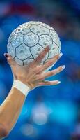 handbal speler presentatie van krachtig grip voordat gooien, symboliseert sterkte in zomer olympisch sport foto