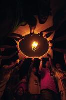 Chiang mai - Thailand november 27, 2023 toeristen toetreden in Holding lantaarns naar vlotter in de lucht gedurende de loi krathong yi peng festival naar bidden voor mooi zo fortuin. foto