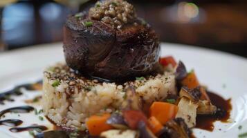 de hoofd Cursus een sappig filet mignon gekookt naar perfectie is vergezeld door een decadent truffel risotto en een kant van perfect geroosterd groenten foto