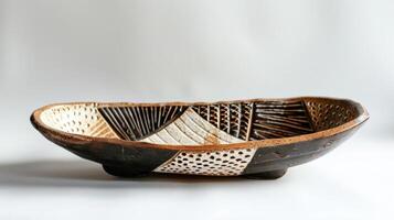 een keramisch schotel met stoutmoedig abstract houtsnijwerk presentatie van de veelzijdigheid en creativiteit dat kan worden bereikt door oppervlakte snijwerk. foto