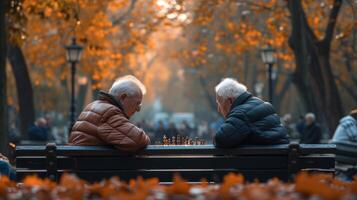 net zo de bladeren verandering kleuren twee ouderen mannen zitten Bij een park bank hun adem zichtbaar in de knapperig vallen lucht net zo ze focus aandachtig Aan hun schaak spel foto