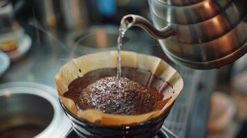 een hand- Holding een delicaat pourover waterkoker gieten een stabiel circulaire stroom van water over- een papier filter gevulde met vers grond koffie foto