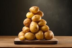 een hoop van aardappelen gestapeld Aan top van een rustiek houten tafel. foto