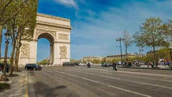 lente visie van boog de triomphe met bruisend verkeer en voetgangers Aan de kampioenen elysees in Parijs, Frankrijk, schot Aan april 14e, 2024, perfect voor reizen en geschiedenis thema's foto