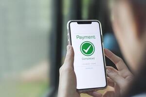 betaling compleet meldingen. klant gebruik makend van online bank toepassing Aan smartphone naar betalen voor aankopen online en Product in afdeling op te slaan foto