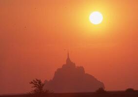 de zon is instelling achter een berg foto