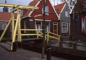 een geel houten brug foto