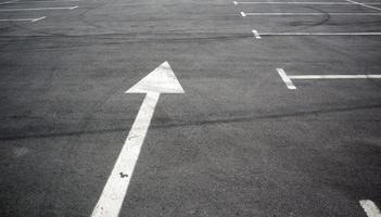 parkeerzuilen op de parkeerplaats, gemarkeerd met witte lijnen. lege parkeerplaats. buitenparkeerplaats met vers geschilderde kiosklijnen. buiten parkeren op een asfaltweg. foto