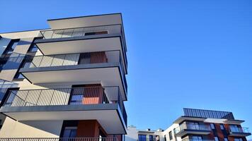 woon- Oppervlakte met modern appartement gebouw. facade van een modern appartement gebouw. foto