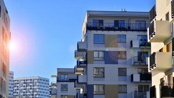 woon- Oppervlakte met modern appartement gebouw. facade van een modern appartement gebouw. foto