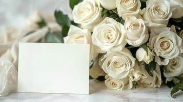 mockup van een wit kaart naast wit roos boeket, zacht pastel tonen foto